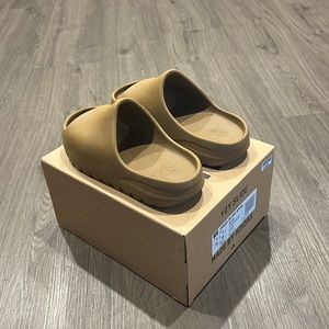 Yeezy slides size 3Y
